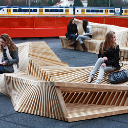 Современные деревянные уличные скамейки 